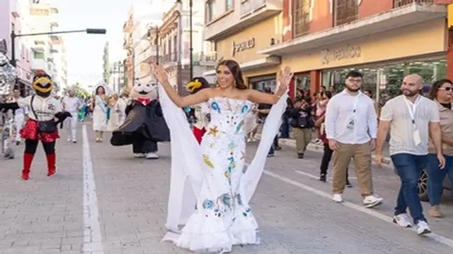 Entre música y una multitud, Indira Meneses se inscribe para reina del Carnaval de Veracruz 2027