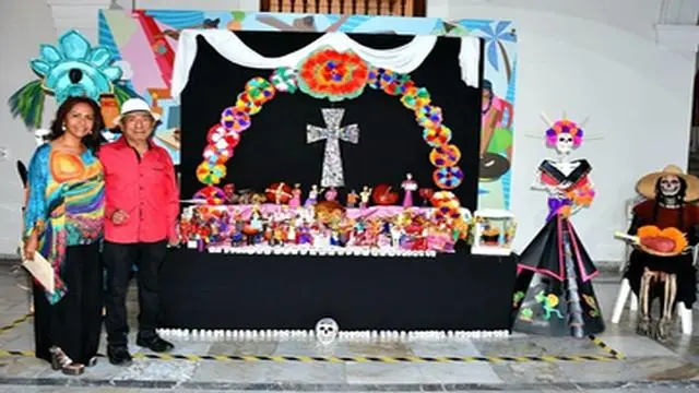 Milburgo Treviño honra al mercado Unidad Veracruzana con un altar de cartonería