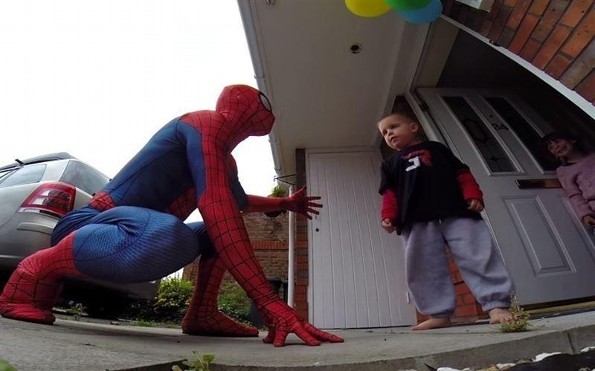 Padre se viste de Spiderman para sorprender a su hijo enfermo terminal