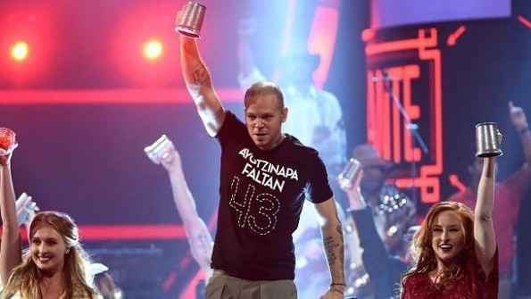 "Ayotzinapa faltan 43": Calle 13 durante su presentación en el Latin Grammy