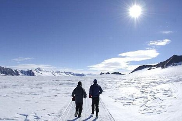 Corren maratón sobre hielo y nieve en la Antártida