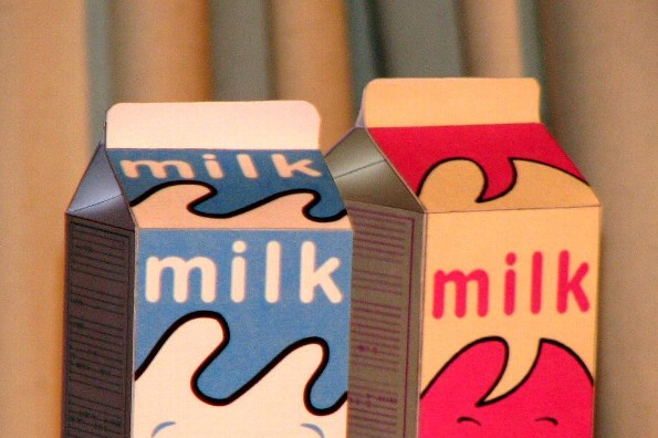 Fortalece los brazos usando cajas de leche 