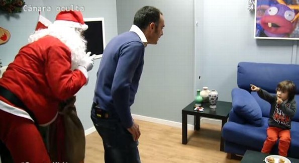 (Video) Santa Claus les pide a niños guardar un secreto 