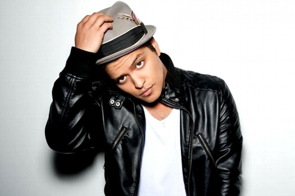 ¡Bruno Mars apareció en Tv con tubos en la cabeza!