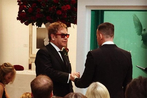 Elton John comparte en redes sociales las fotos de su boda con David Furnish