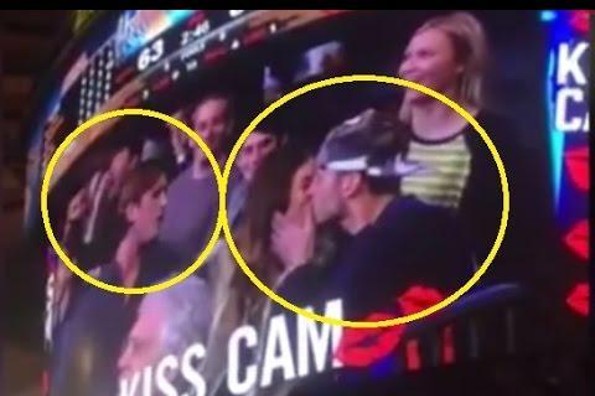 Mujer besó a otro hombre al ser ignorada por su pareja en un partido