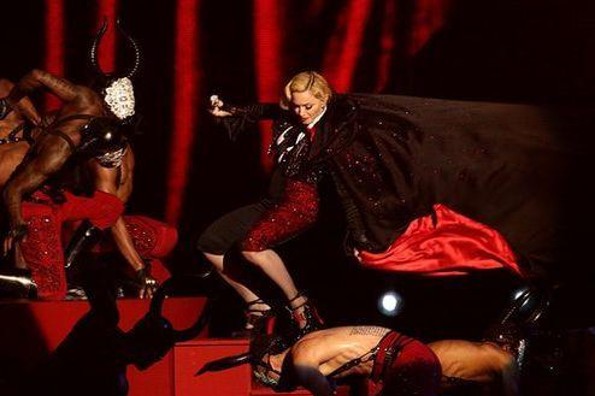 Madonna culpa a Giorgio Armani por su aparatosa caída