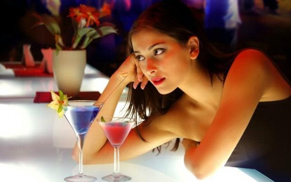 Estudio señala que mujeres inteligentes son más propensas a ser alcohólicas