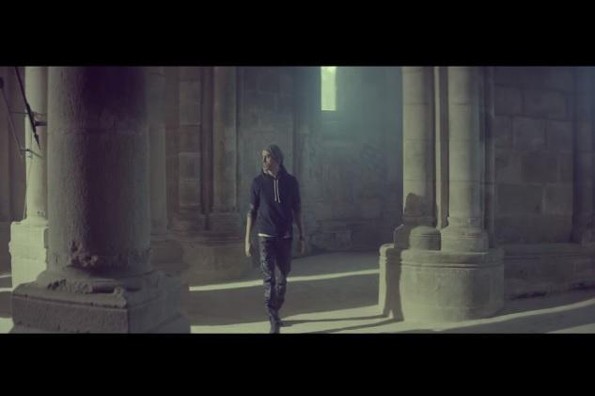 ¡Censuran video de Enrique Iglesias en España por grabarlo en un Monasterio!