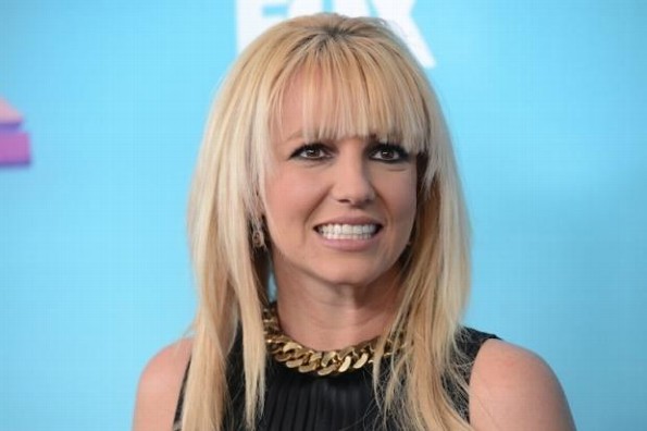 Britney Spears se le cae el cabello en pleno show (VIDEO)