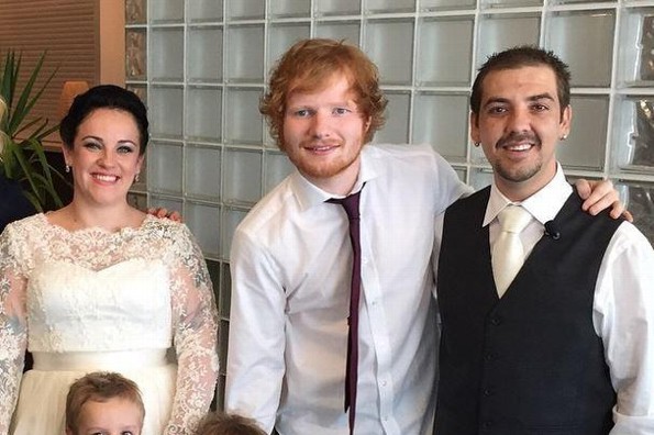 Ed Sheeran invitado sorpresa en una boda cantando "Thinking out loud"