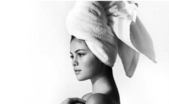 Selena Gómez ha compartido una imagen muy sensual en toalla 