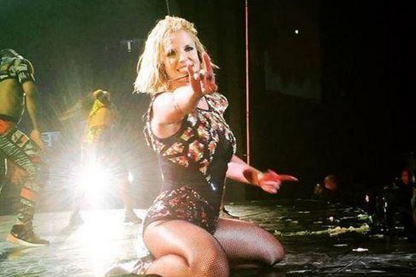 Britney Spears se cae en pleno escenario y cancela conciertos 