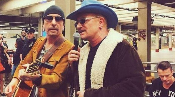 U2 ofrece concierto callejero en el metro de Nueva York 