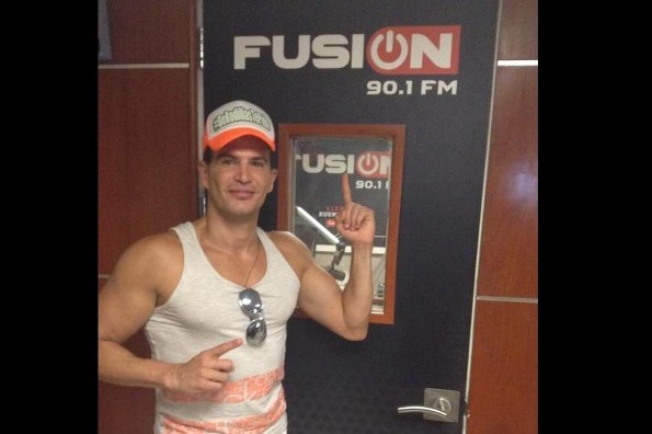 Julio Camejo presentó "De Rodillas te Pido" en la cabina de Fusión 90.1 FM