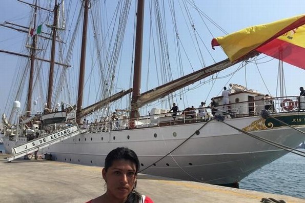 Marino español del buque Juan Sebastián Elcano se compromete con jarocha