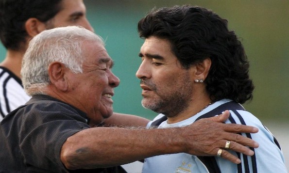 Maradona da el último adiós a su padre