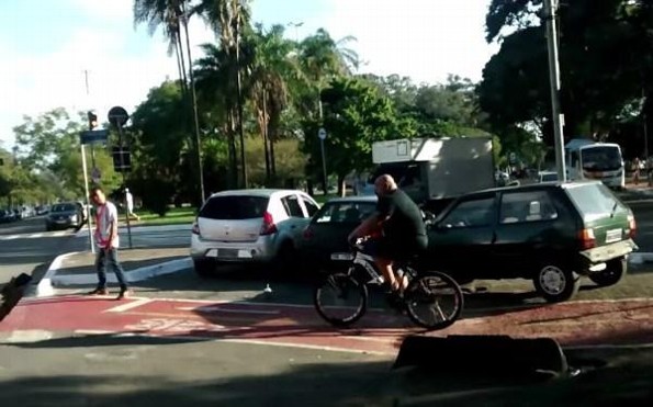 ¡OMG! Este ciclista se cansó de los automovilistas y se convirtió en "Hulk" 