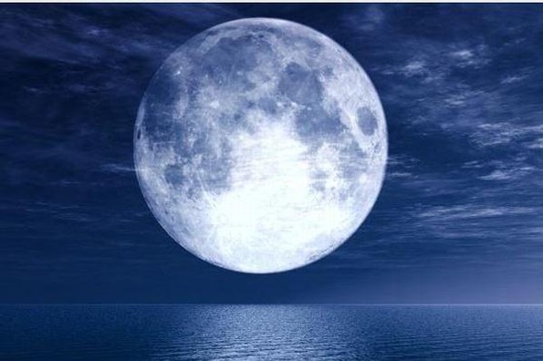 Luna de hoy viernes será espectacular, pero no se verá azul: Astrónoma