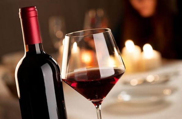 El vino podría hacerte lucir más joven