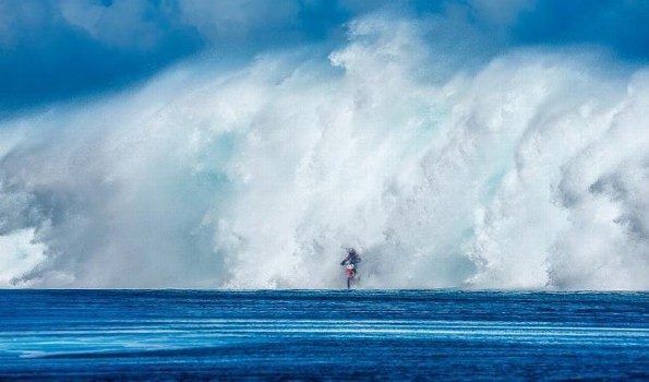 Surfea las olas más grandes del mundo ¡En una moto!