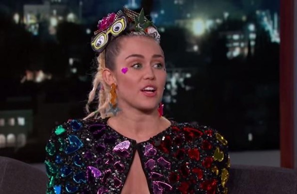 ¡Miley Cyrus dio loca entrevista con la “Pechonalidad” de fuera!