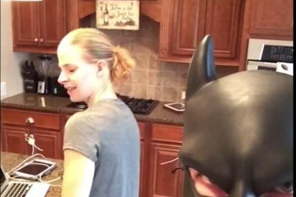 (VIDEO) Esto pasa cuando tu esposo se cree Batman 