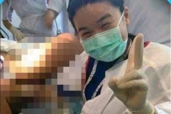 Doctora compartió foto tocando las partes íntimas a una paciente en pleno quirófano 