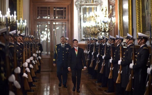 Se le cae la banda presidencial a Enrique Peña Nieto