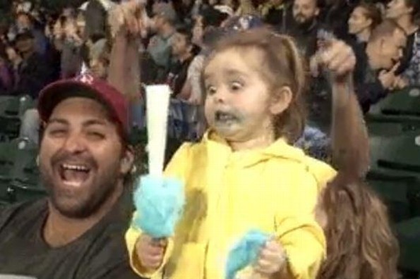  Niña enloquece al probar el algodón de azúcar ¡y conquista la red! (VIDEO+MEMES)