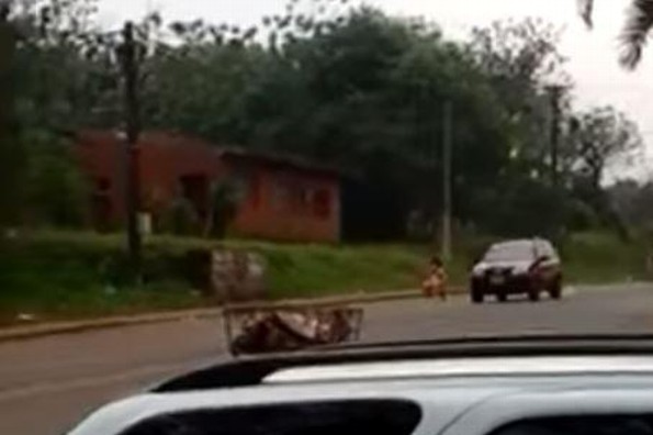 Esta mujer decidió desnudarse en plena calle ¡para que su pareja no la dejara! (+VIDEO)