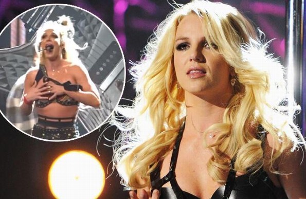 ¡Ups! Britney Spears, a punto de mostrar sus encantos ¡en pleno concierto! (VIDEO)