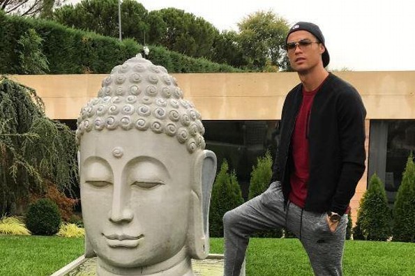 ¡Qué mal plan! Cristiano Ronaldo hace enojar a budistas ¡por pisar estatua sagrada! (FOTO)