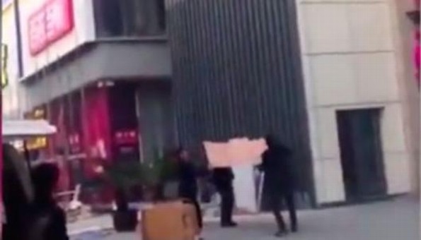 Policías intentan salvar vida de mujer ¡con un pedazo de cartón! y muere(VIDEO)