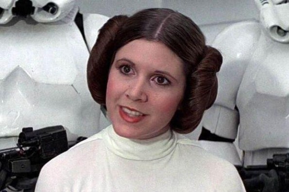 Actriz Carrie Fisher, princesa Leia en Star Wars, ¡sufre ataque cardíaco en un avión! 