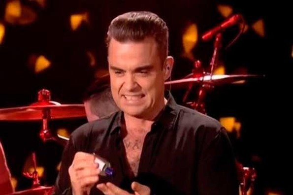 ¡Se lo acabaron! Robbie Williams se desinfecta las manos ¡tras tocar a sus fans! (VIDEO)