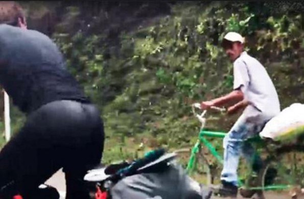 ¡Órale! Campesino rebasa a atletas profesionales ¡con su humilde bicicleta!
