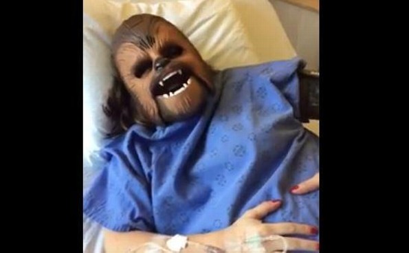¿En serio? Mujer usa máscara de Chewbacca ¡mientras da a luz! (VIDEO)