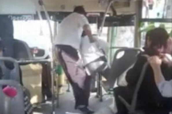 ¡Se pasó! Chofer insulta a pasajera ¡e intenta bajarla del camión! (VIDEO)