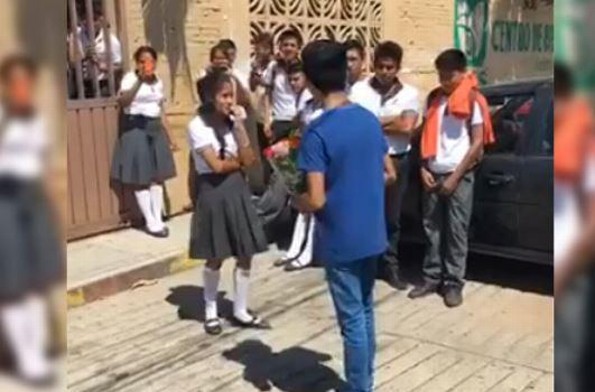 ¡Qué romántico! Estudiante de Oaxaca se le declara a su novia ¡y se vuelve viral! (VIDEO)