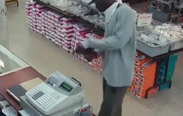  Ladrón se vuelve viral ¡por su torpe manera de robar! (VIDEO)