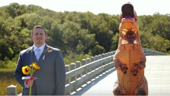 Una mujer sorprende a su futuro esposo en su boda ¡usando disfraz de dinosaurio! (VIDEO)