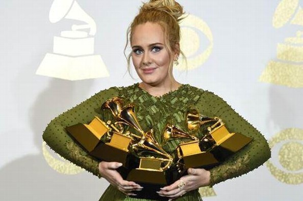 Adele se corona como la máxima ganadora de los GRAMMYs ¡y agradece a Beyoncé! (VIDEO)
