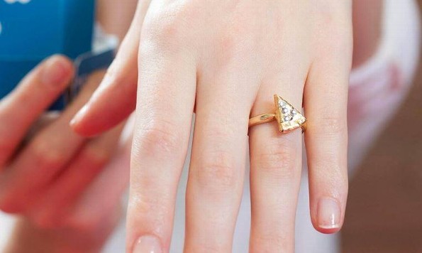 ¡Dirás que sí! Checa este anillo de compromiso ¡en forma de rebanada de pizza! (FOTOS)