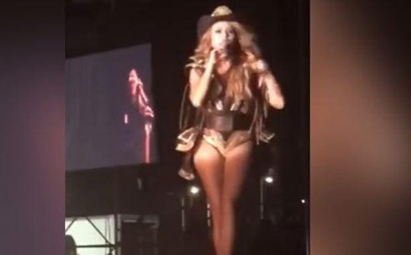 ¡Pobre! Paulina Rubio sufre aparatosa caída ¡en pleno concierto! (VIDEO)