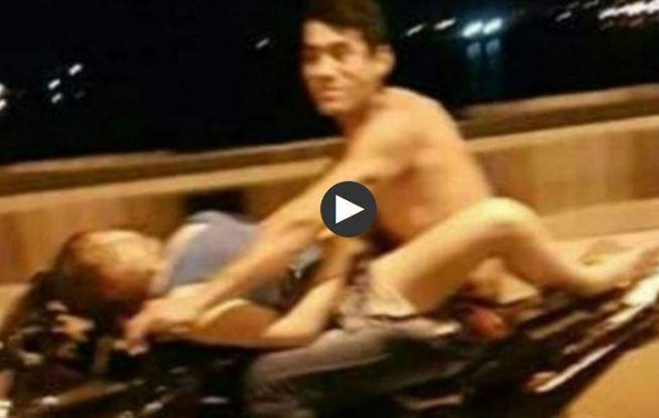 ¡Qué extremos! Pareja es grabada teniendo sexo ¡en una moto en movimiento! (VIDEO)
