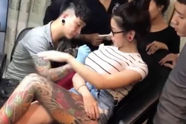 ¡Qué susto! Tatuador le revienta una "bubi" a su clienta ¡en plena sesión! (VIDEO)
