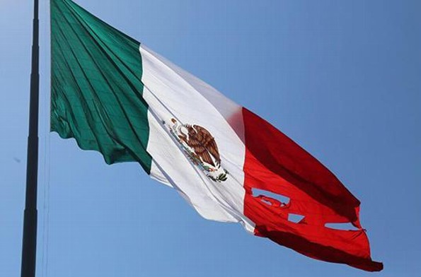 ¡Ups! Bandera de México se rompe ¡en plena ceremonia por su 