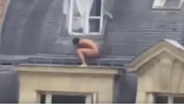 Esconde a su amante desnudo en el techo de la casa, ¡y todo mundo se entera! (+VIDEO)