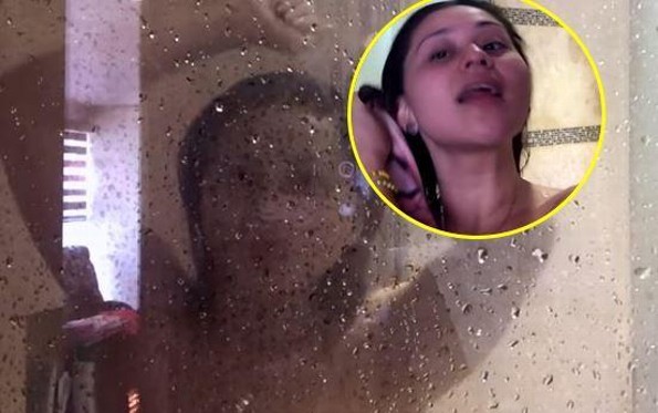 ¡Tremendo caos! Fans de Gomita la destrozan, ¡por grabarse desnuda en el baño! (VIDEO)